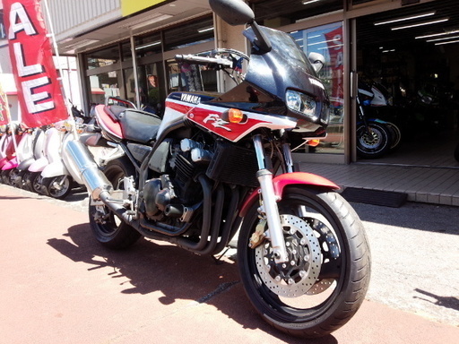 NO.2220　ＦＺ４００　水冷４サイクル１６バルブ４気筒エンジン デイトナカラー　☆彡