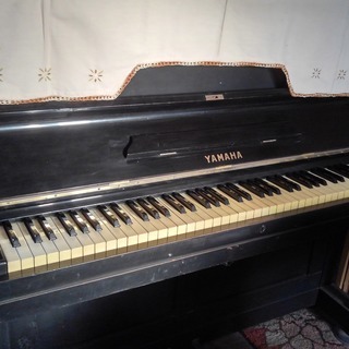 とても古いヤマハのピアノです