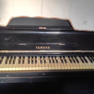 とても古いヤマハのピアノです (yuzuko) 佐野の鍵盤楽器、ピアノの中古あげます・譲ります｜ジモティーで不用品の処分