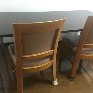 大きめのテーブル（椅子2脚付き）3000円