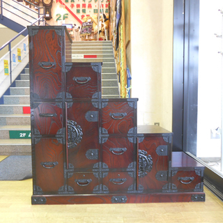 筑後民芸 階段箪笥 彩り階段 右下り チェスト 欅 ケヤキ 鍵付き 5段 桐内装 焼印入り 和家具 階段 箪笥 タンス 札幌 清田区 平岡