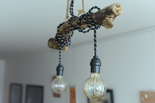 エジソン電球の流木ランプ