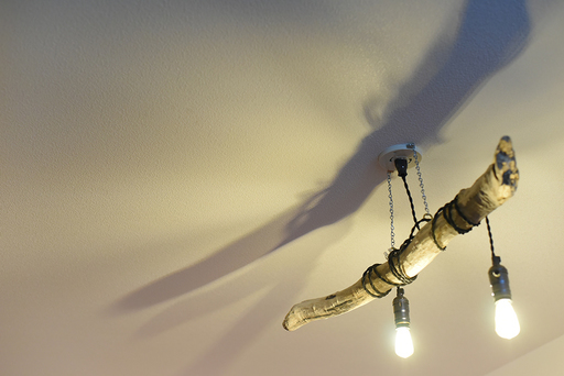 エジソン電球風LEDの流木ランプ
