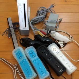 任天堂Wii/リモコン4台ヌンチャク3台付き