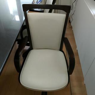 最終値下げ☆半額以下☆東京インテリア家具★ダイニングテーブル キャスター付きチェア2脚とチェア2脚の4脚セット★定価88000円★テーブル保護マット付き★