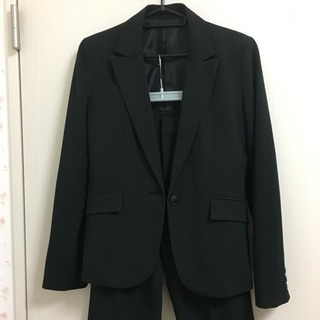 シンプルな黒いスーツ