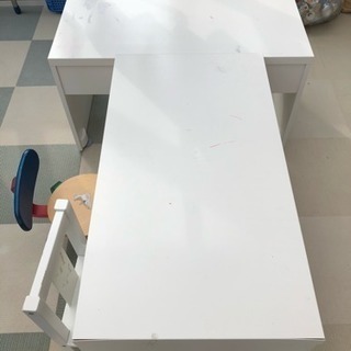 イケアのテーブルと椅子