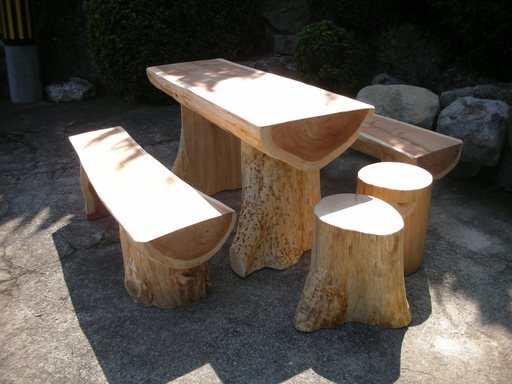 丸太で「テーブル」「ベンチ」「椅子」作りました。