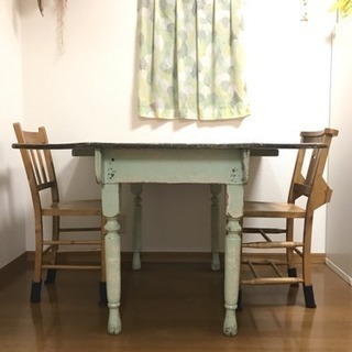 アメリカのアンティークダイニングテーブル【サイドは折りたたみ式】