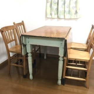 アメリカのアンティークダイニングテーブル【サイドは折りたたみ式】