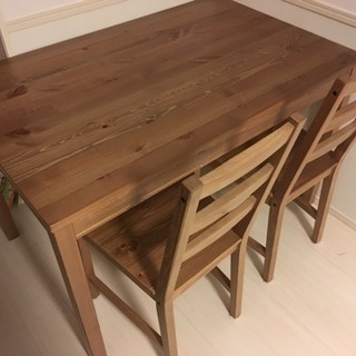 IKEAのテーブルと椅子二脚のセット