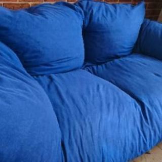 取引中。青のソファーベッドです。