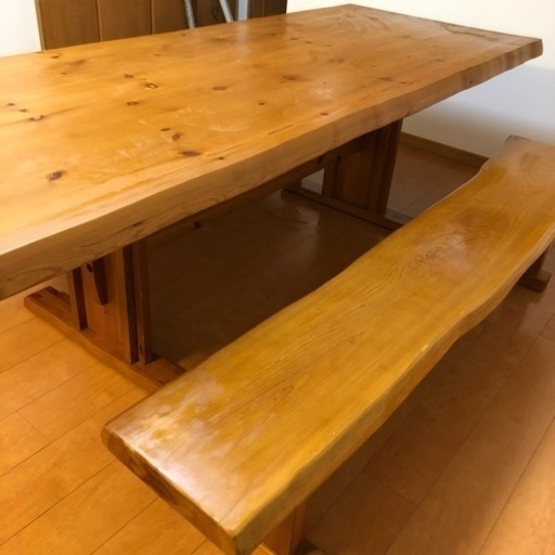 木目調の大きいテーブル（長椅子２つ付けます）