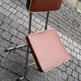 折り畳み式の椅子　ビス1本無しの為正規の使用はお止め下さい。