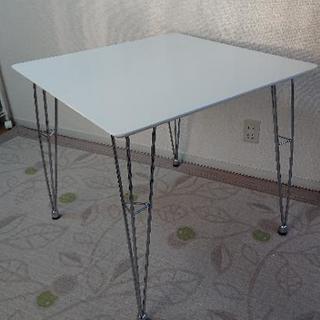 ニトリ 白のダイニングテーブル