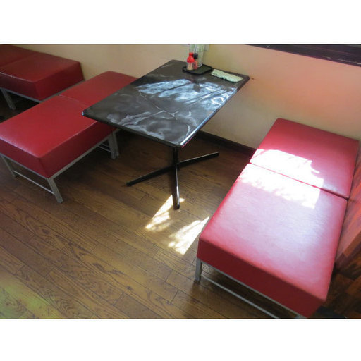 C 喫茶店テーブルセットイス４点テーブル１点椅子サイズ幅５５奥行５３座面高さ３９ ｃｍ ダイニングセット とまと 羽島市役所前のダイニングセット の中古あげます 譲ります ジモティーで不用品の処分