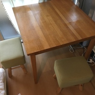 無印のテーブル 椅子二脚付きです。