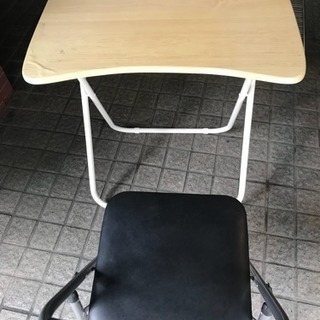 折りたたみテーブルとパイプ椅子のセット