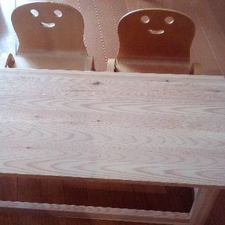 キッズテーブルと椅子2脚セット