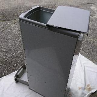 ヨドコウスリム米びつ30キロ入りキャスター付 4fw3z2 西燕の家具の中古あげます 譲ります ジモティーで不用品の処分 ヨドコウスリム米びつ30キロ入りキャスター付 4fw3z2 西燕の家具の中古あげます 譲ります ジモティーで不用品の処分