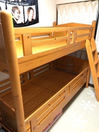 木製の丈夫な二段ベッド