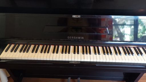 アップライトピアノ　ガーシュイン　GERSHWIN　白鳥楽器、スワン楽器製造