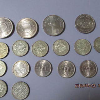 旧貨幣と記念硬貨　すべて100円硬貨です。