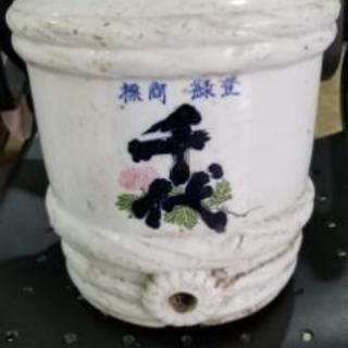 昔の古い陶器の酒樽
