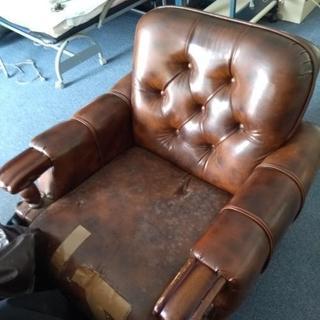 古い革製のソファ二脚