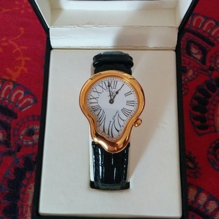 ダリ　時計　（海外限定品、スイス製）