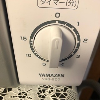 黒い冷蔵庫と電子レンジ