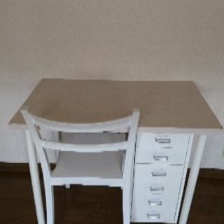 白い机と椅子