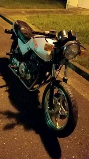 GSX400E 刃 ゴキ 3型 希少国内物タンクコーションラベル付 サイドカバーGSX400E 刃デカール付 書類無し逆車フレーム付、GS系マフラー3本、新品ゴールドチェーン、新品BEETメッシュフェンダーセット