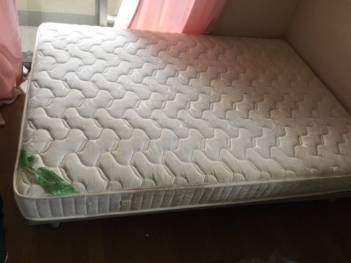 ダブルサイズのベッド。。
