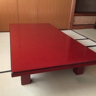 赤塗りの和テーブル