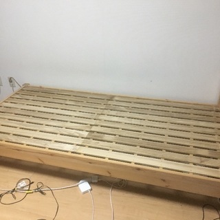 シングルベッドのナチュラルな木枠