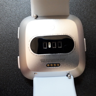 【取引終了】フィットネストラッカー Fitbit Versa グレー