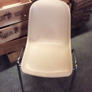 【無料】クリーム色の椅子3脚