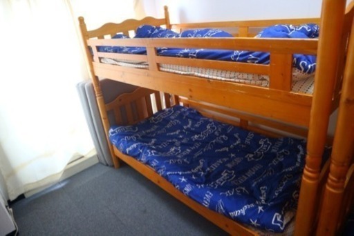 木の2段ベッド