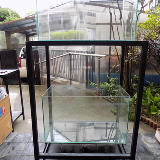 ６０センチガラス水槽２台（水槽台付き）