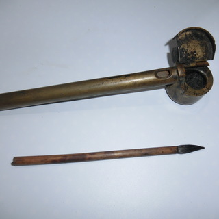 真鍮製の矢立（携帯用の筆と墨汁）