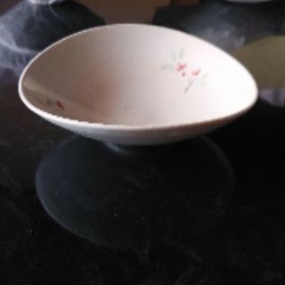 変わった形の平皿。
