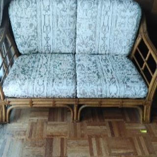 籐のソファーとテーブルのセット