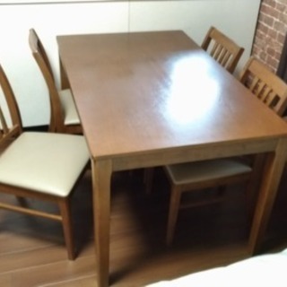 食卓と椅子４個セットです。