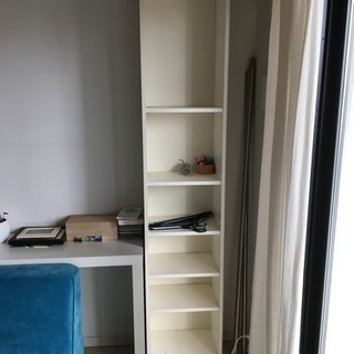 IKEAのシンプルな白い棚
