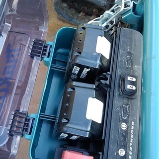 電動運搬車　マキタ　充電器付き