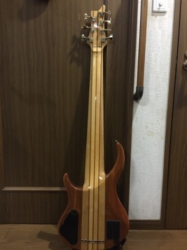 tanatos 7弦ベース ライブでかなり目立ちます！