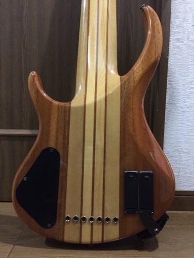tanatos 7弦ベース ライブでかなり目立ちます！