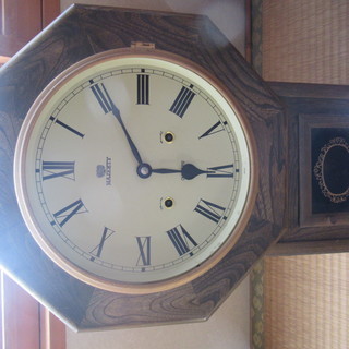 ねじ巻き式の柱時計
