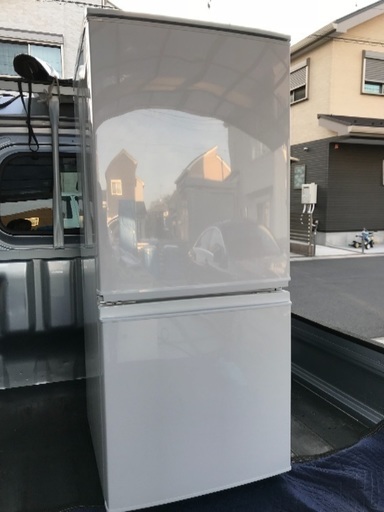 取引中。2015年製シャープ冷凍冷蔵庫137L人気の付け替えドア美品。千葉県内配送無料。設置無料。